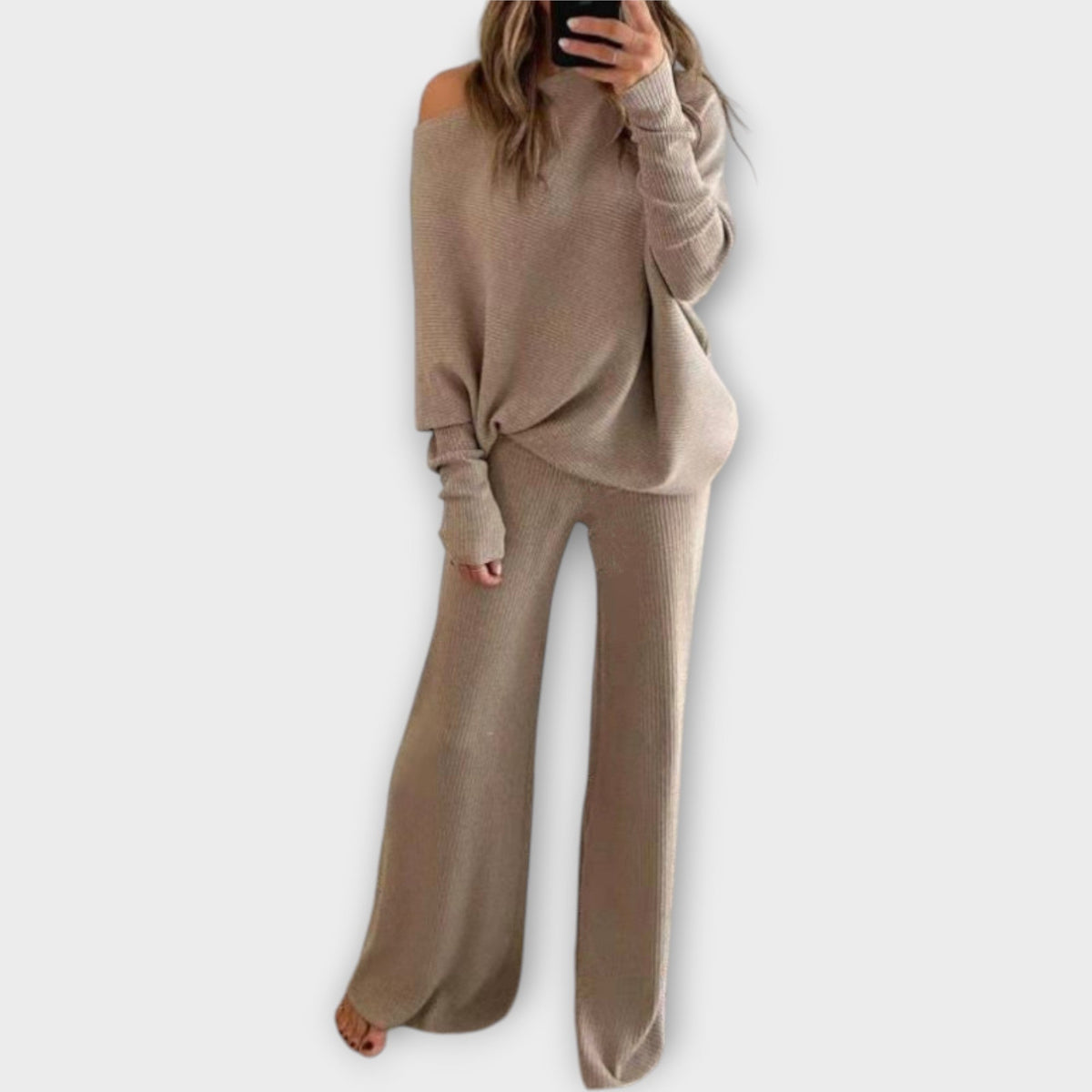 Set tricotat cu pantaloni largi și pulover lejer