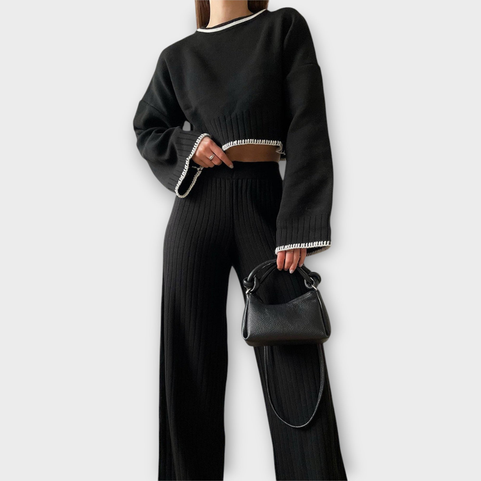 Set Tricotat cu Bluză Cropped și Detalii Elegante