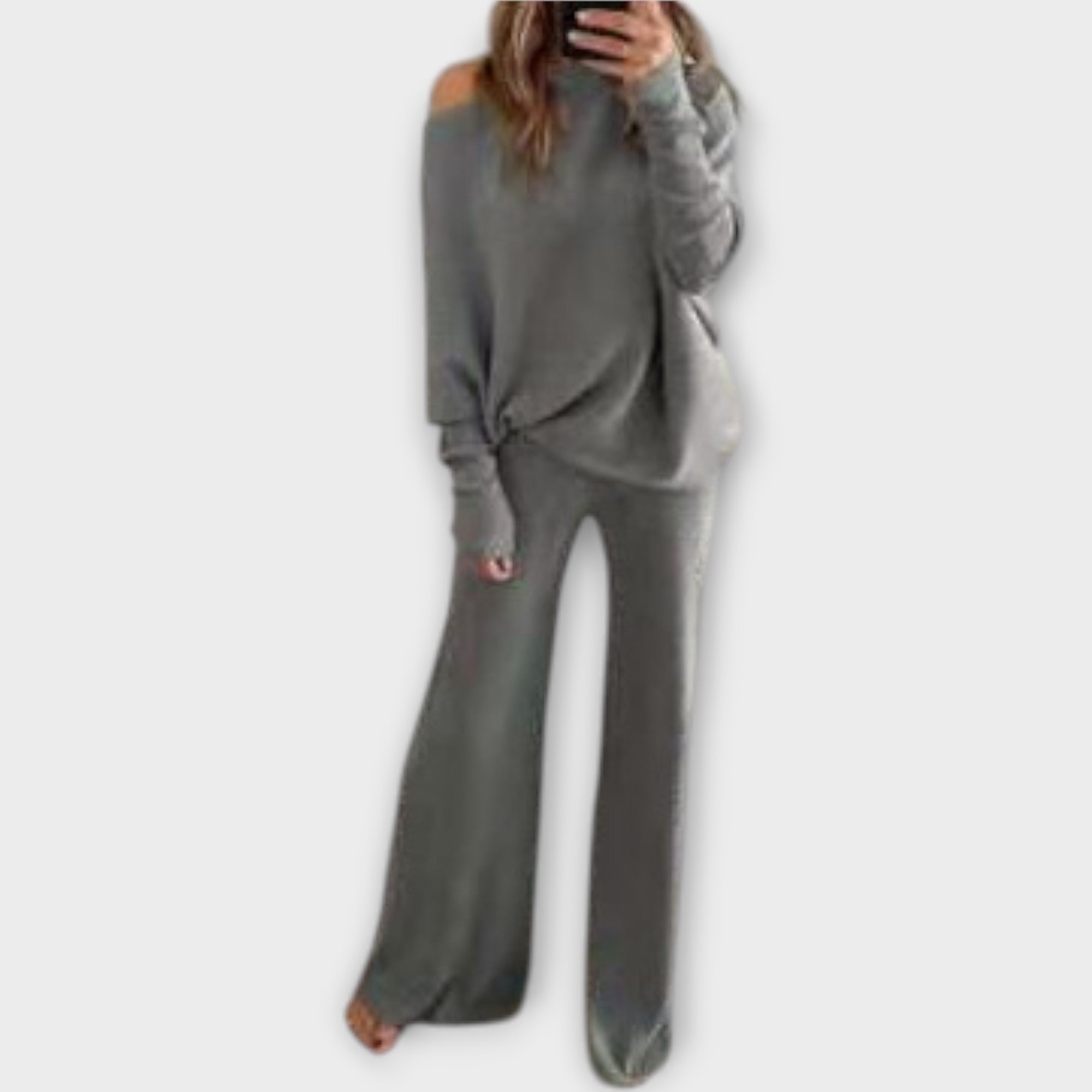 Set tricotat cu pantaloni largi și pulover lejer