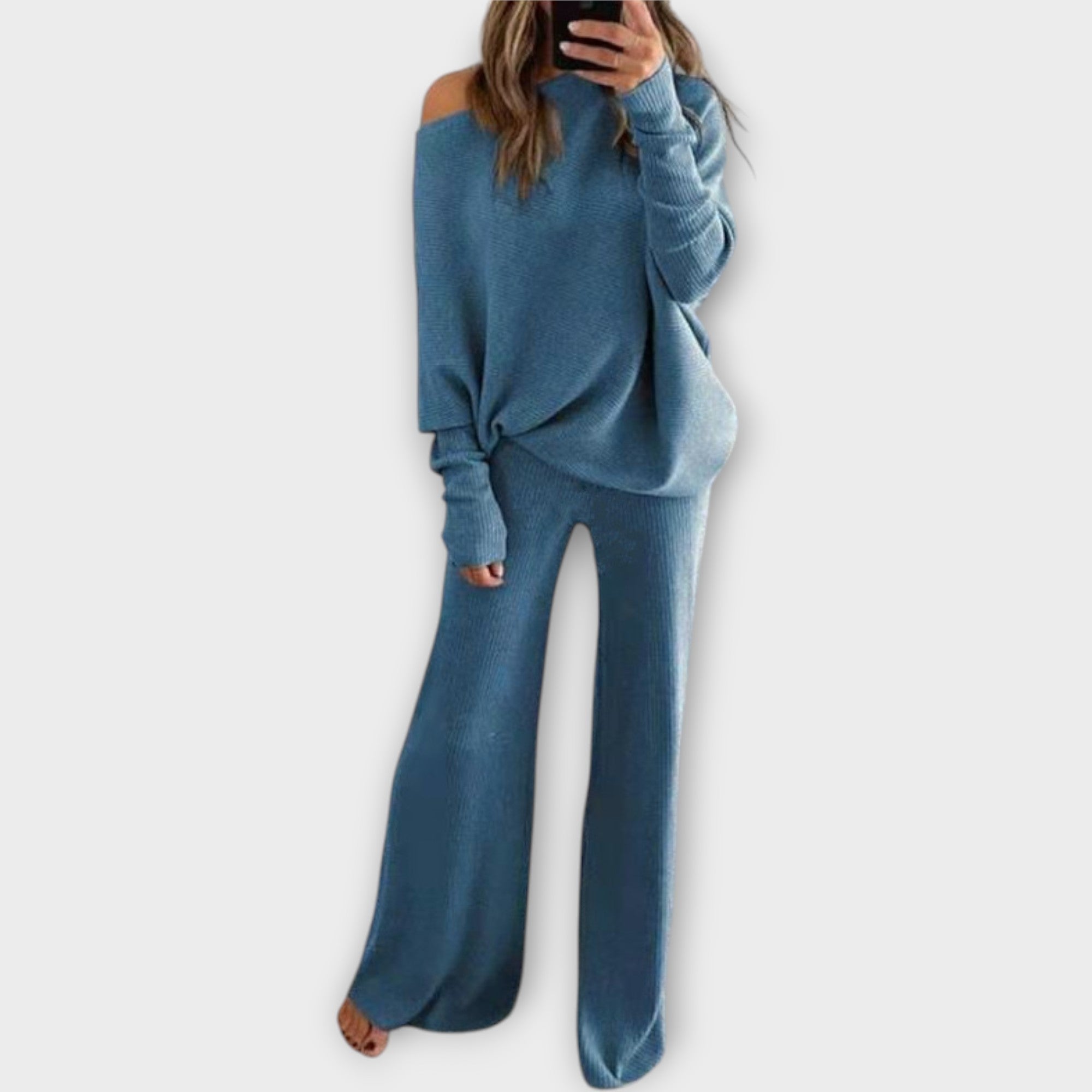 Set tricotat cu pantaloni largi și pulover lejer